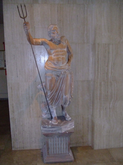 Статуя Посейдона в холле отеля Посейдония